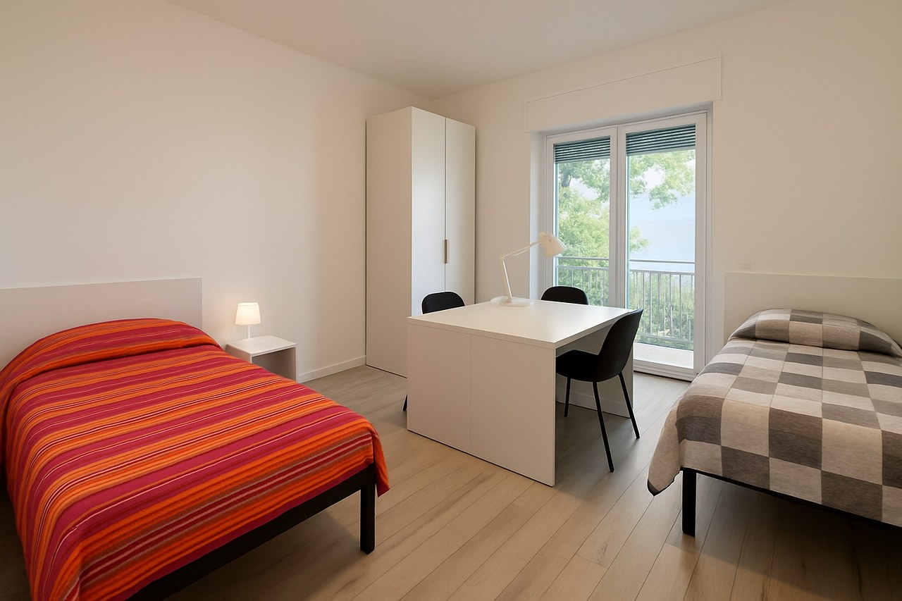 Posto letto in stanza doppia con balcone, luminosa e arredata