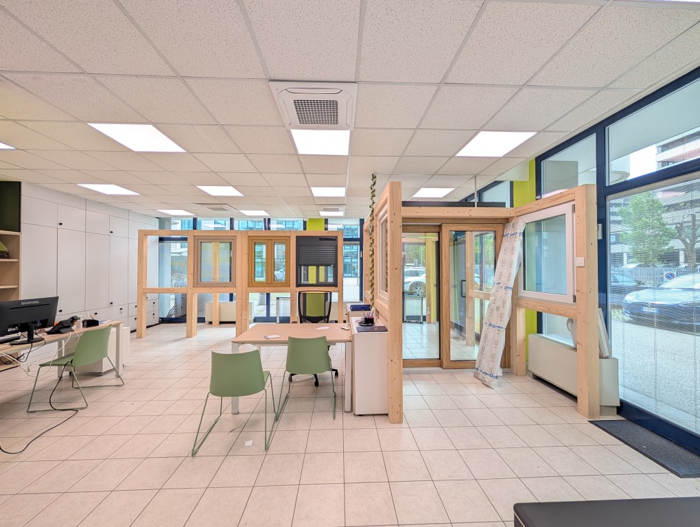 Spazioso e luminoso ufficio libero subito in via Guardini, 46